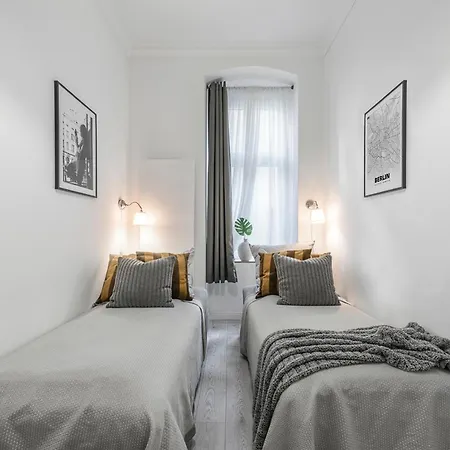 The Lohmeyerstr Iii, Lovely 2 Bedroom Group & Family Friendly, 2- 4 Guests Apartment