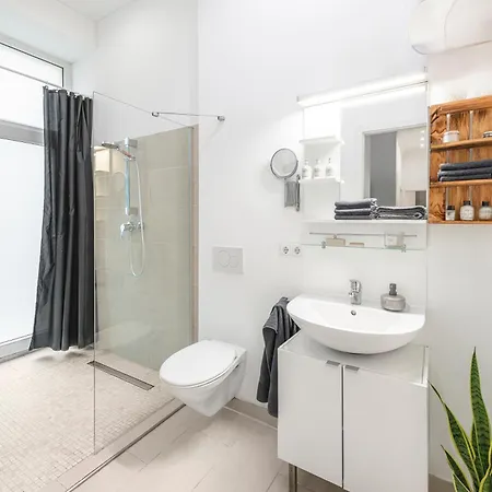 Апартаменты The Lohmeyerstr Iii, Lovely 2 Bedroom Group & Family Friendly, 2- 4 Guests